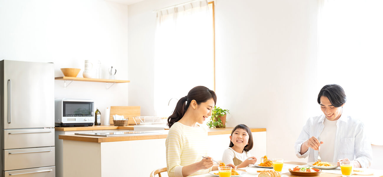 夫婦と子供一人の食卓の風景